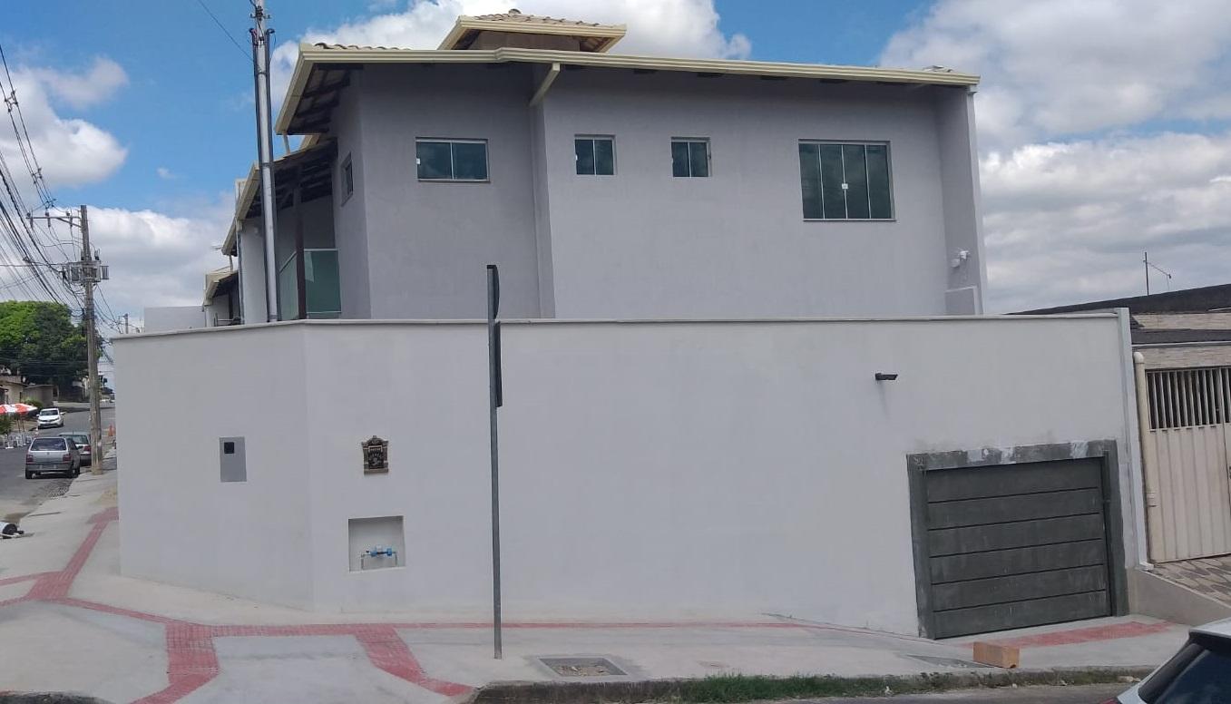 Casa à venda com 3 quartos, 244m² - Foto 1